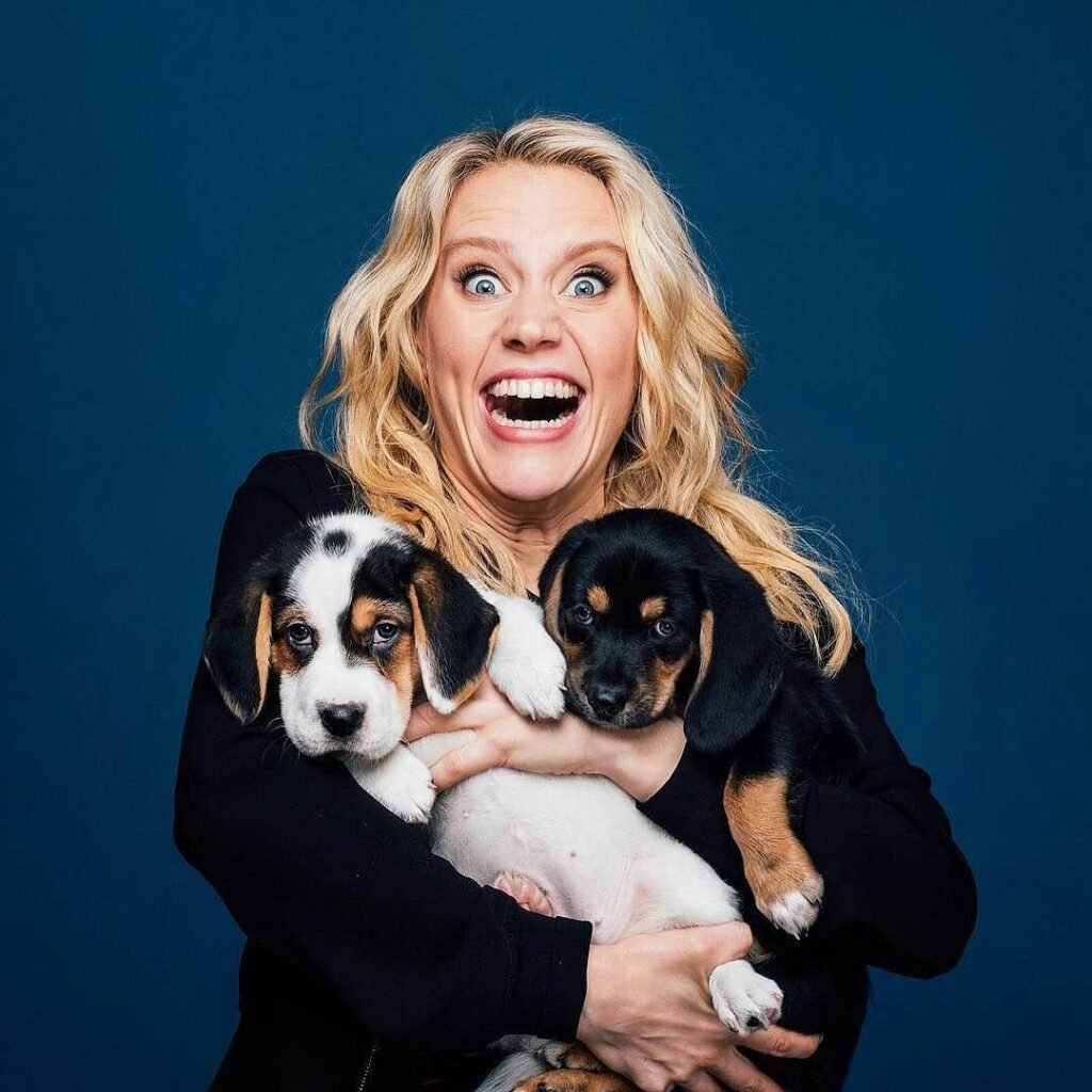 EXCITING Kate McKinnon Stars in The Roses & SNL UK!